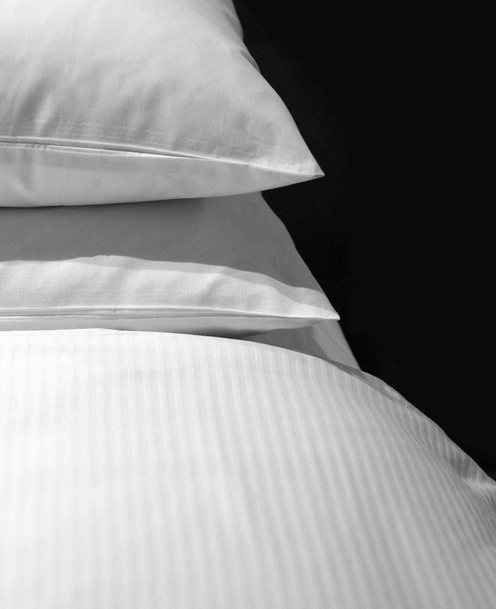 힐튼 애들레이드 호텔 외부 사진 A bed with a duvet cover