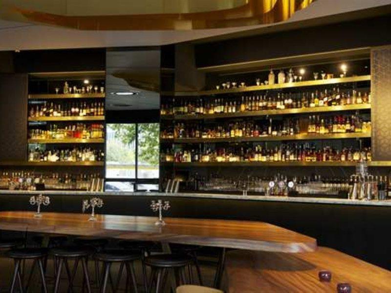 힐튼 애들레이드 호텔 외부 사진 The bar at the restaurant