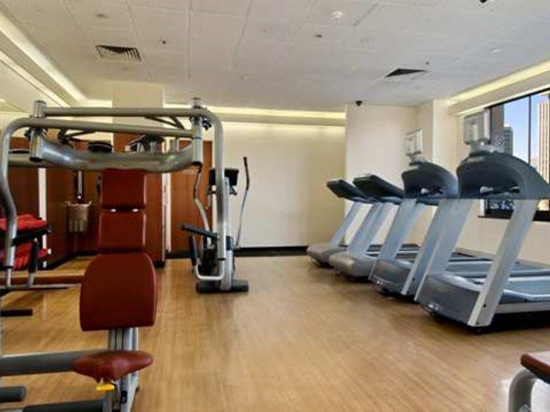 힐튼 애들레이드 호텔 외부 사진 The gym at the hotel