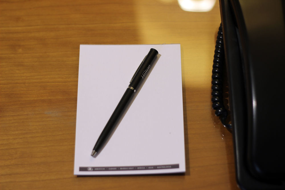 힐튼 애들레이드 호텔 외부 사진 A pen and a notepad