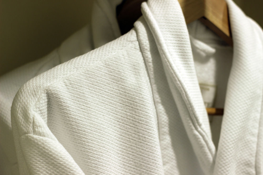 힐튼 애들레이드 호텔 외부 사진 A white bathrobe